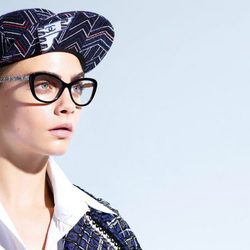 Cara Delevingne con unas gafas graduadas de la colección Chanel 2016