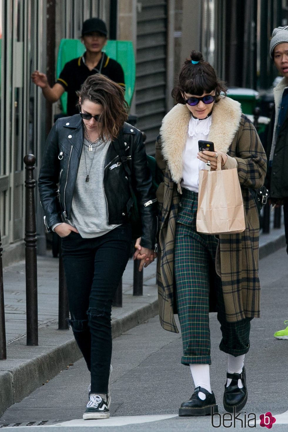 Kristen Stewart y Soko paseando su amor y su estilo en Paris