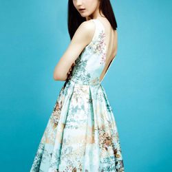 Vestido con falda plisada print floral y escote V en la espalda colección Primavera/ Verano 2016 de Dolores Promesas