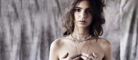 Emily Ratajkowski se desnuda para la nueva campaña de joyas de Jacquie Aiche