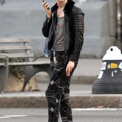 Saoirse Ronan con pantalon estampado, chaqueta de cuero y zapatos de cuero