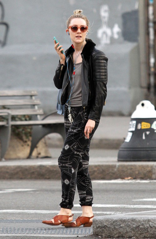Saoirse Ronan con pantalon estampado, chaqueta de cuero y zapatos de cuero
