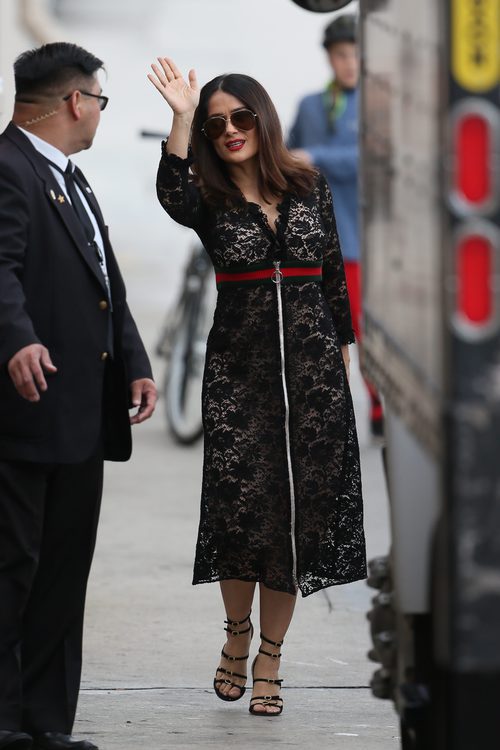 Salma Hayek con vestido en encajes y tacones abiertos por Los Ángeles