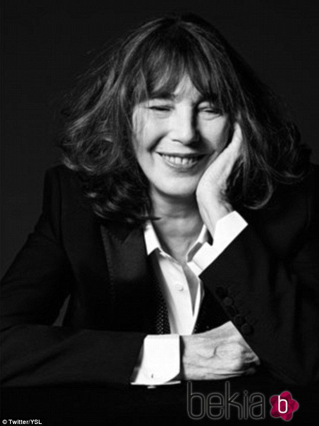 Jane Birkin sonriendo en blanco y negro para Saint Laurent