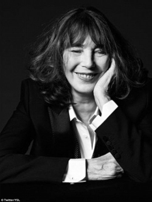 Jane Birkin sonriendo en blanco y negro para Saint Laurent