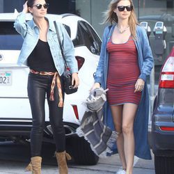 Lily Aldridge y Behati Prinsloo dando un paseo por Hollywood