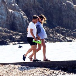 Carla Bruni, en la playa con su marido