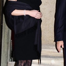 Carla Bruni, en un acto oficial, con vestido negro y manoletinas