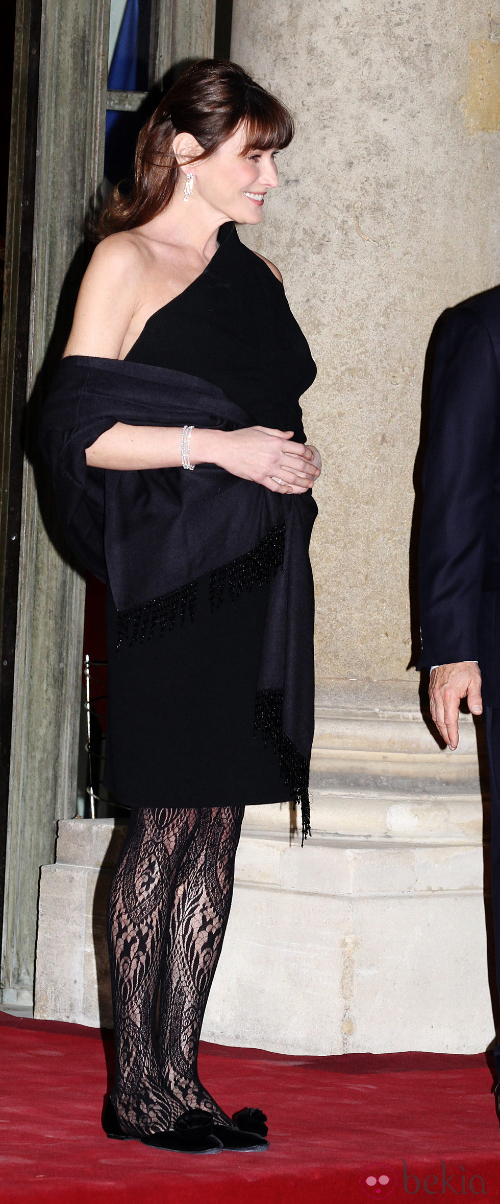 Carla Bruni, en un acto oficial, con vestido negro y manoletinas