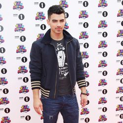Estilismo de Joe Jonas en los Teen Awards 2011