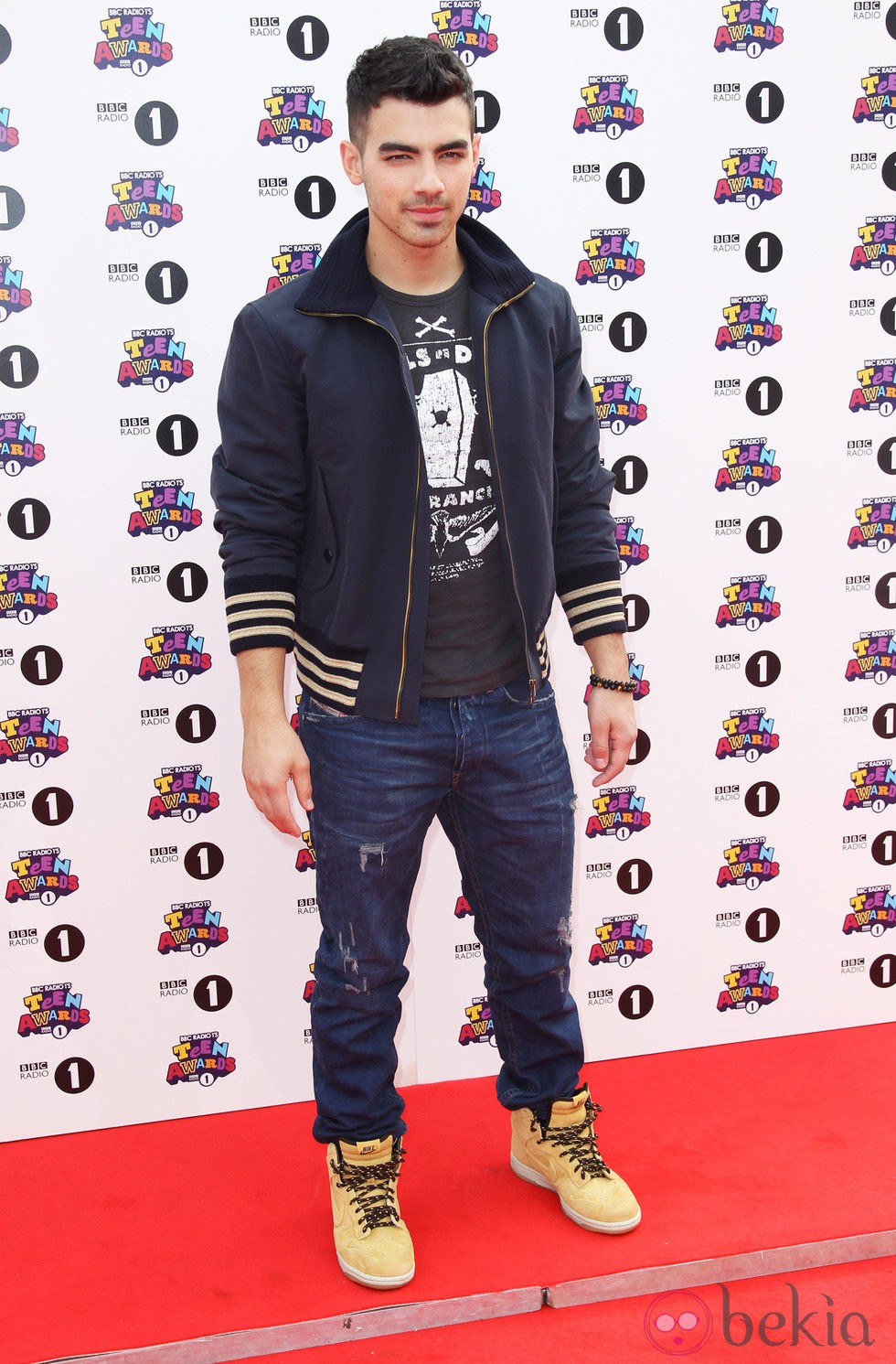 Estilismo de Joe Jonas en los Teen Awards 2011