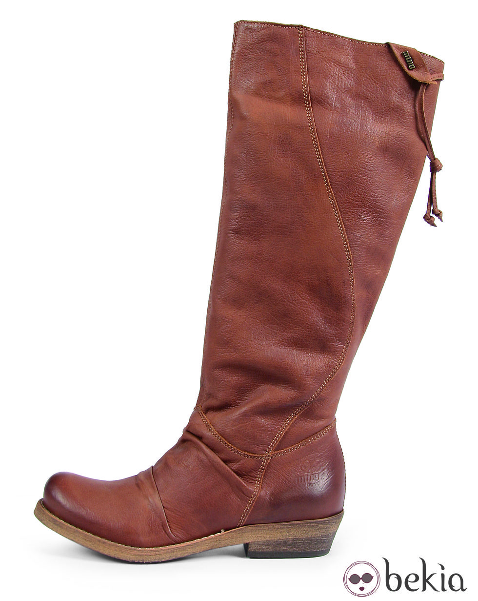 Bota plana en tono marrón para la nueva colección de calzado de Mustang