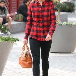 Pippa Middleton con una camisa de leñadora a cuadros negros y rojos