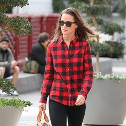 Pippa Middleton con una camisa de leñadora a cuadros negros y rojos