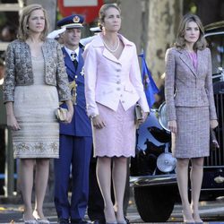 Looks Día de la Hispanidad: La Princesa Letizia y las Infantas Elena y Cristina