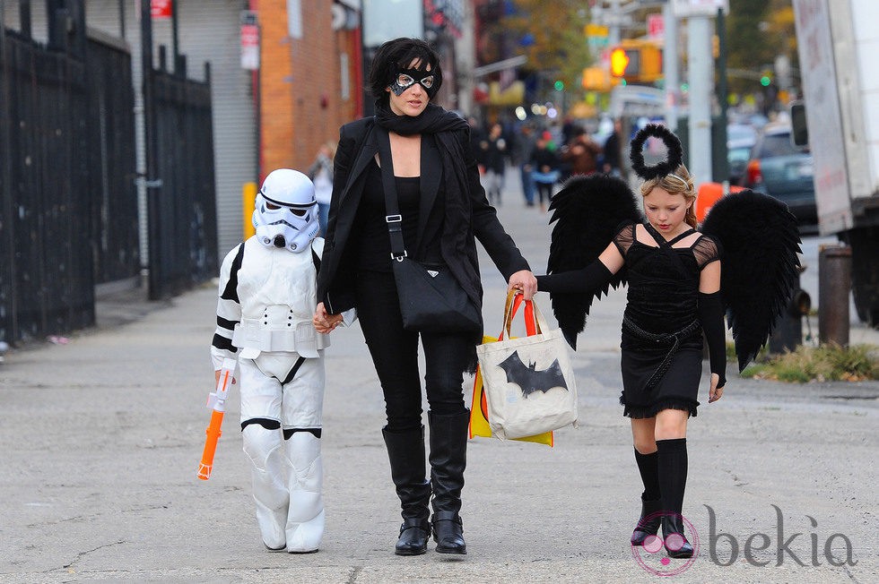 Kate Winslet, disfrazada con sus hijos
