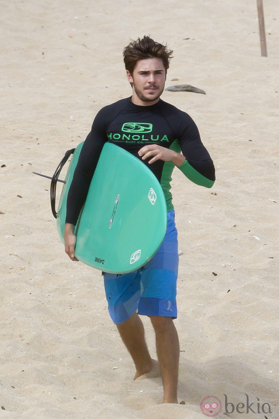 Zac Efron, con un look surfista