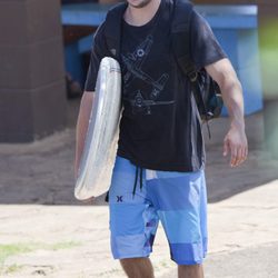 Zac Efron, en la playa con unas bermudas azules