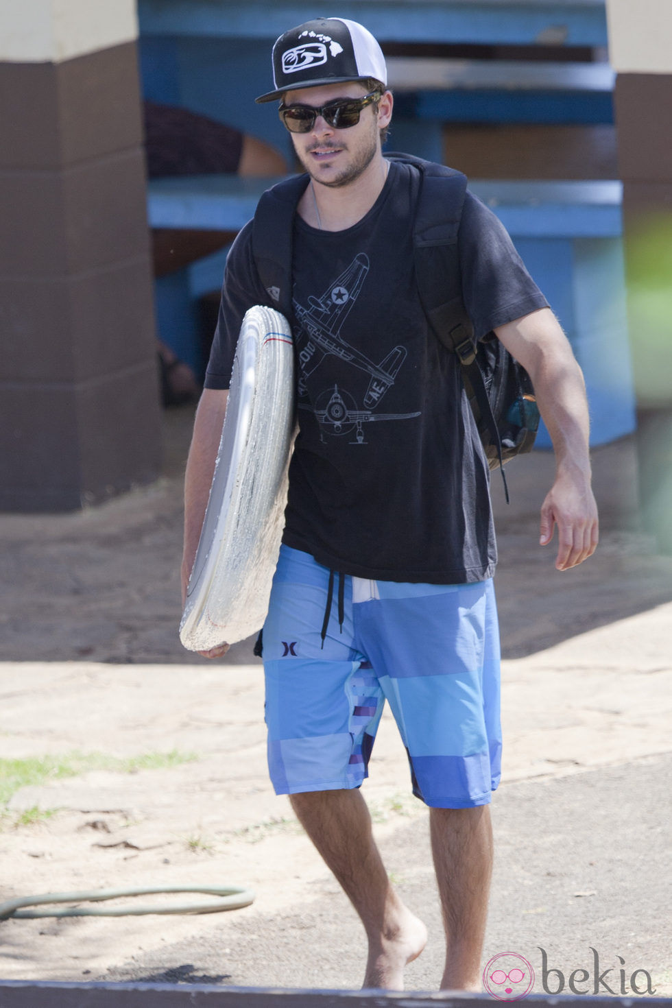 Zac Efron, en la playa con unas bermudas azules