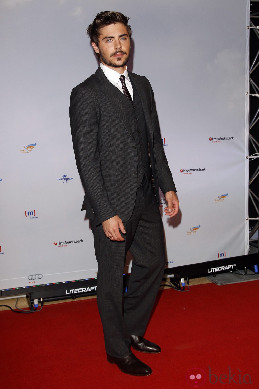 Zac Efron, muy guapo de traje