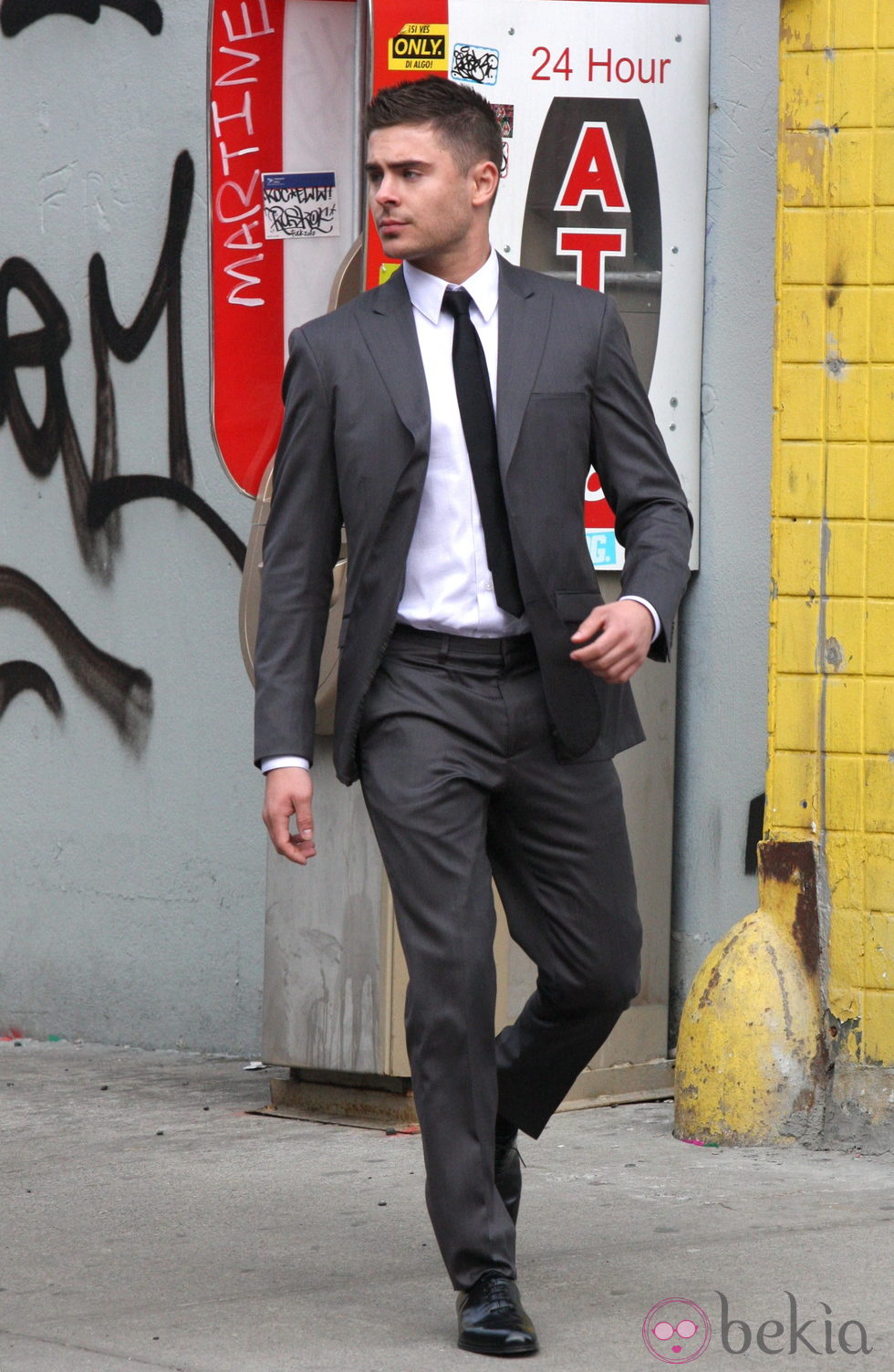 Zac Efron con traje gris y corbata negra