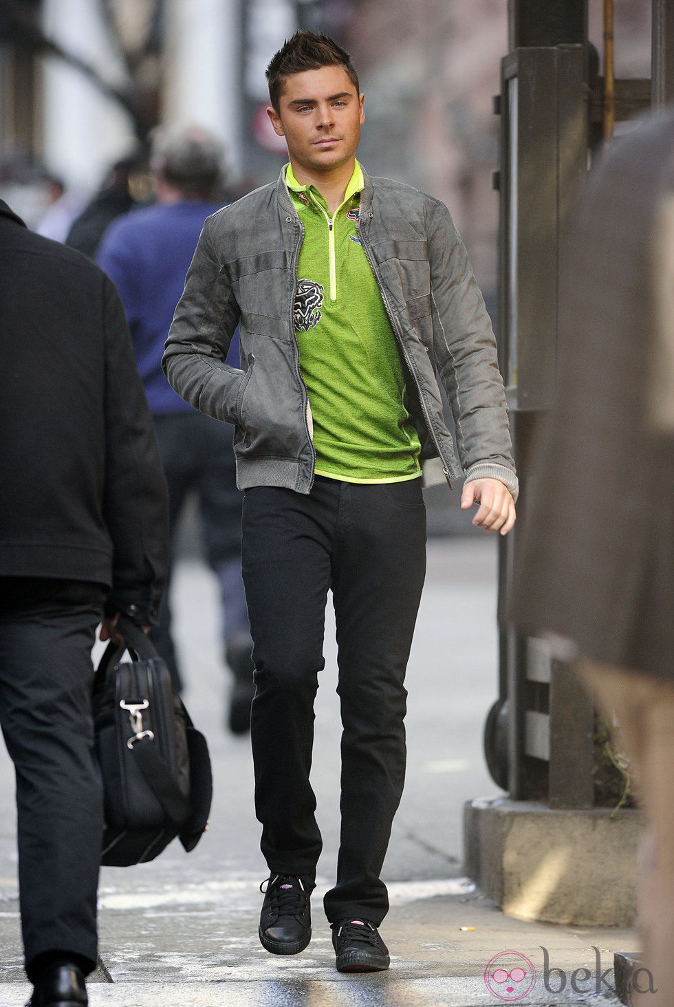 Zac Efron, con polo verde