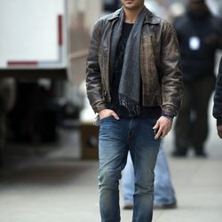 Zac Efron con jeans y chaqueta de cuero