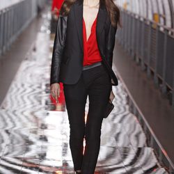 Traje chaqueta negro con blusa roja de raso para la coleccion otoño-invierno 2011 de Mango