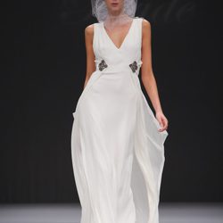 Vestido de novia con escote de pico y detalles de pedrería