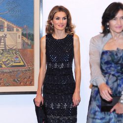 La Princesa Letizia con un vestido de Felipe Varela en la exposición de Joan Miró