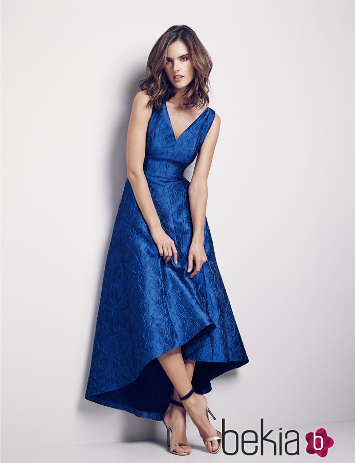 Alessandra Ambrosio con vestido de satín azul rey para la colección icono del verano 2016 de Coast