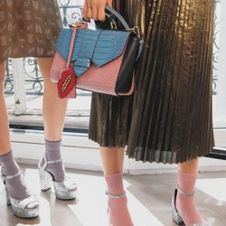 bolso de cocodrilo rosado y azul con labios y falda platinada de pliegues de la colección primavera/verano 2016 de & Other Stories