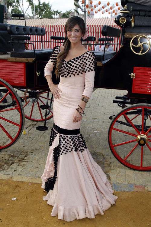 Sonia González con un vestido de flamenca nude en la Feria de Abril