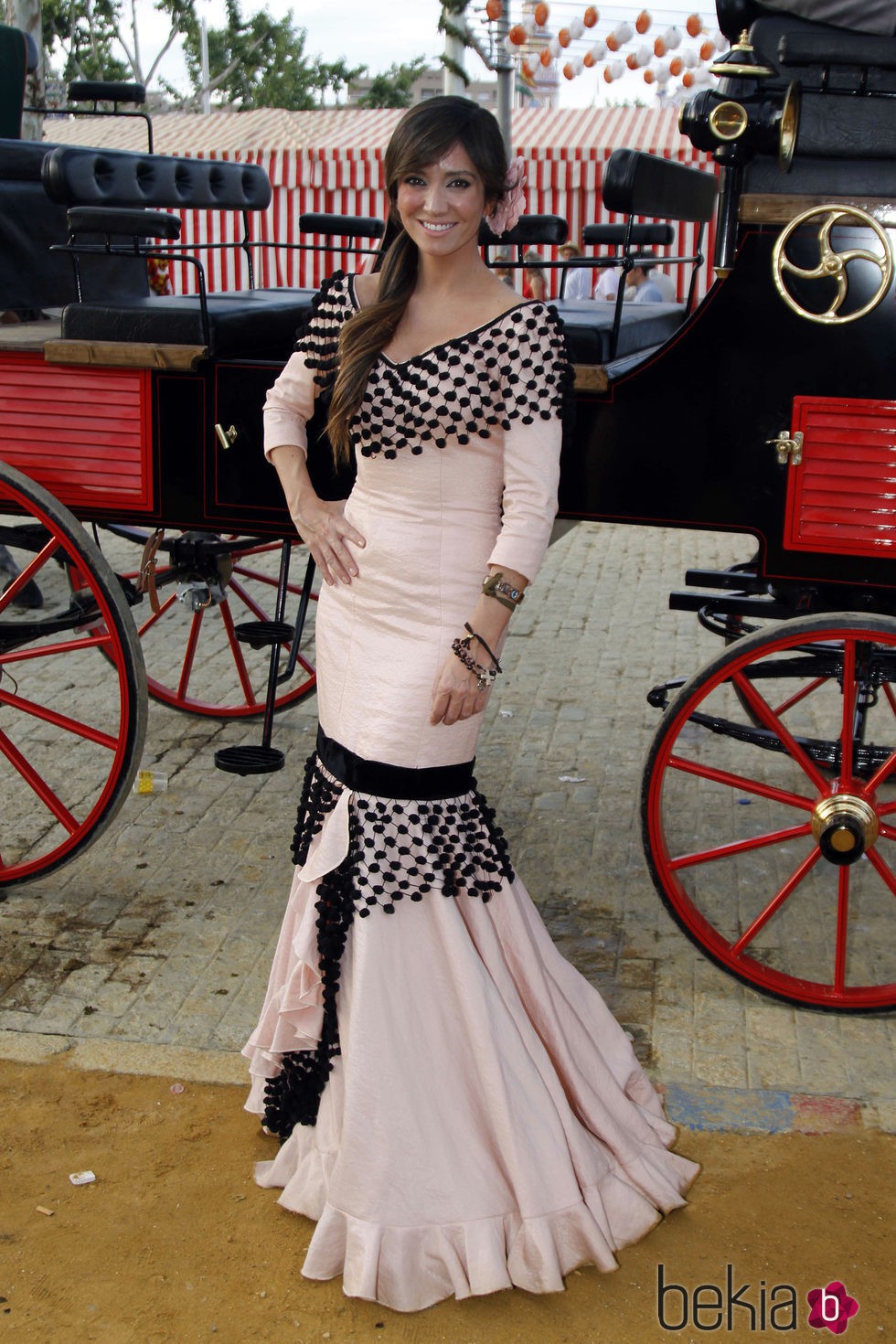 Sonia González con un vestido de flamenca nude en la Feria de Abril