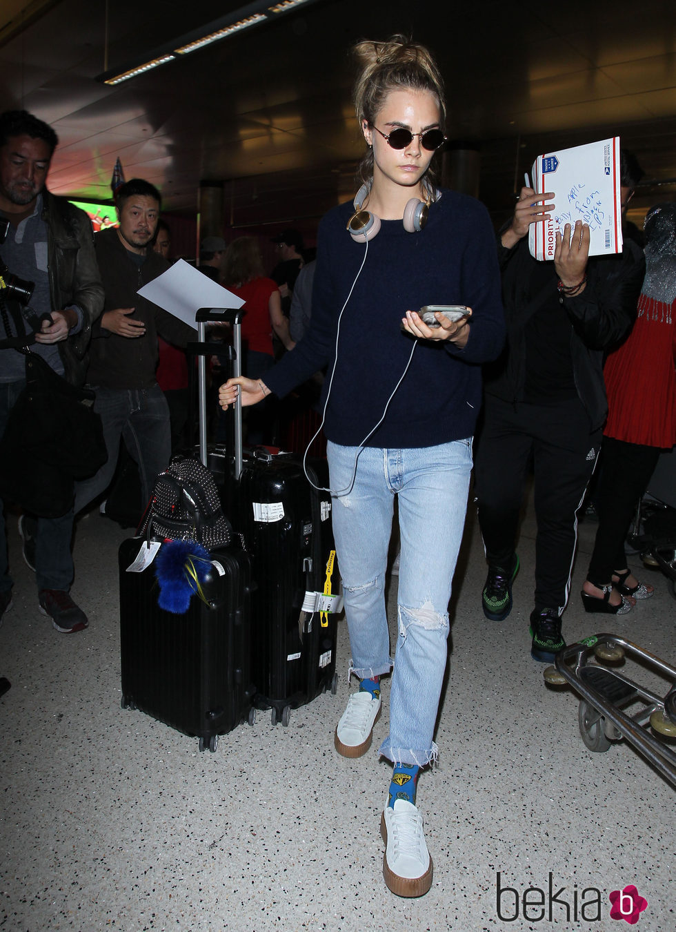 Cara Delevingne con look sport en LAX Airport en Los Angeles