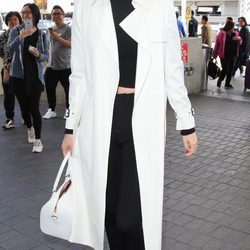Miranda Kerr con gabardina blanca y ropa y complementos de negro