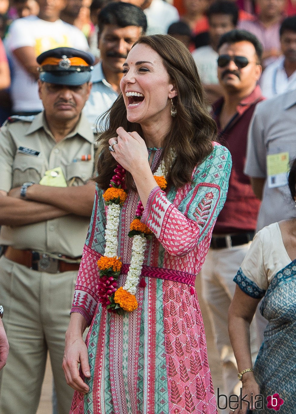 Kate Middleton durante la visita a Bangana Water Bank con vestido boho