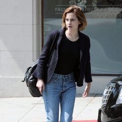 Emma Watson con vaqueros clásicos y botines negros