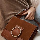 Bolso marrón de cuero y gamuza para la colección de primavera 2016 de Massimo Dutti