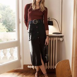 Veronika Heilbrunner con falda larga negra de botones, básica color vino para la colección de primavera 2016 de Massimo Dutti