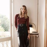 Veronika Heilbrunner con falda larga negra de botones, básica color vino para la colección de primavera 2016 de Massimo Dutti