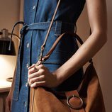 Veronika Heilbrunner con vestido denim y bolso de gamuza para la colección de primavera 2016 de Massimo Dutti