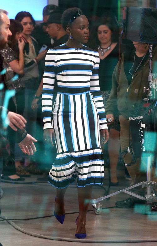 Lupita Nyong'o con vestido a rayas blancas negras y azules