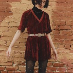 vestido rojo en terciopelo de Rodarte para & Other Stories