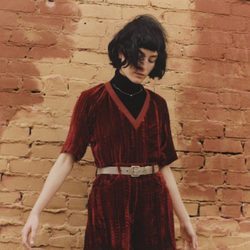 vestido rojo en terciopelo de Rodarte para & Other Stories