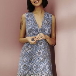 vestido corto azul estampado corte en V de la colección de Chi Chia para ASOS Africa
