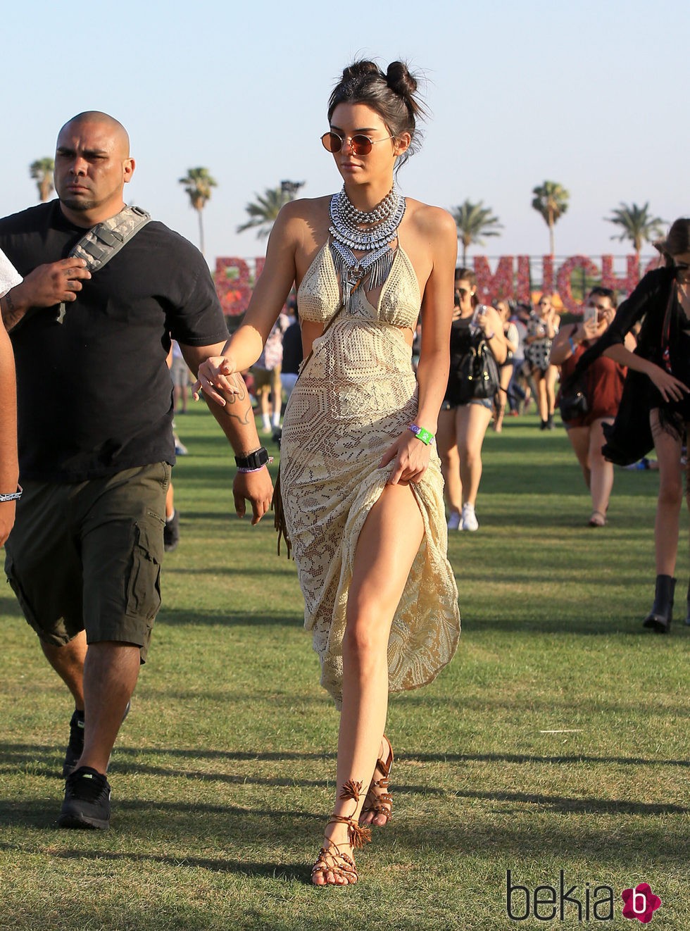Kendall Jenner en el festival de Coachella con vestido de inspiración étnica