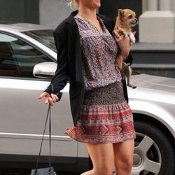 Jennifer Lawrence paseando a su perro Pippi  en vestido hippie