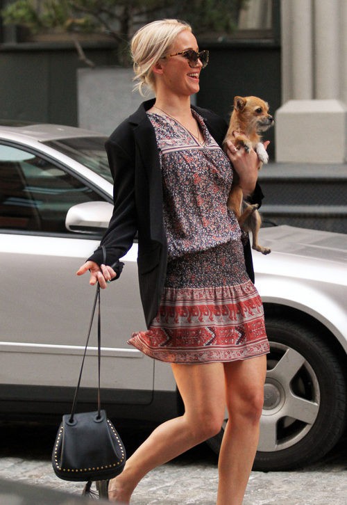 Jennifer Lawrence paseando a su perro Pippi  en vestido hippie