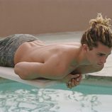 Jaz Alvarrez con bañador de cintura fija estampado militar de la coleccion The Pool de Pull&Bear